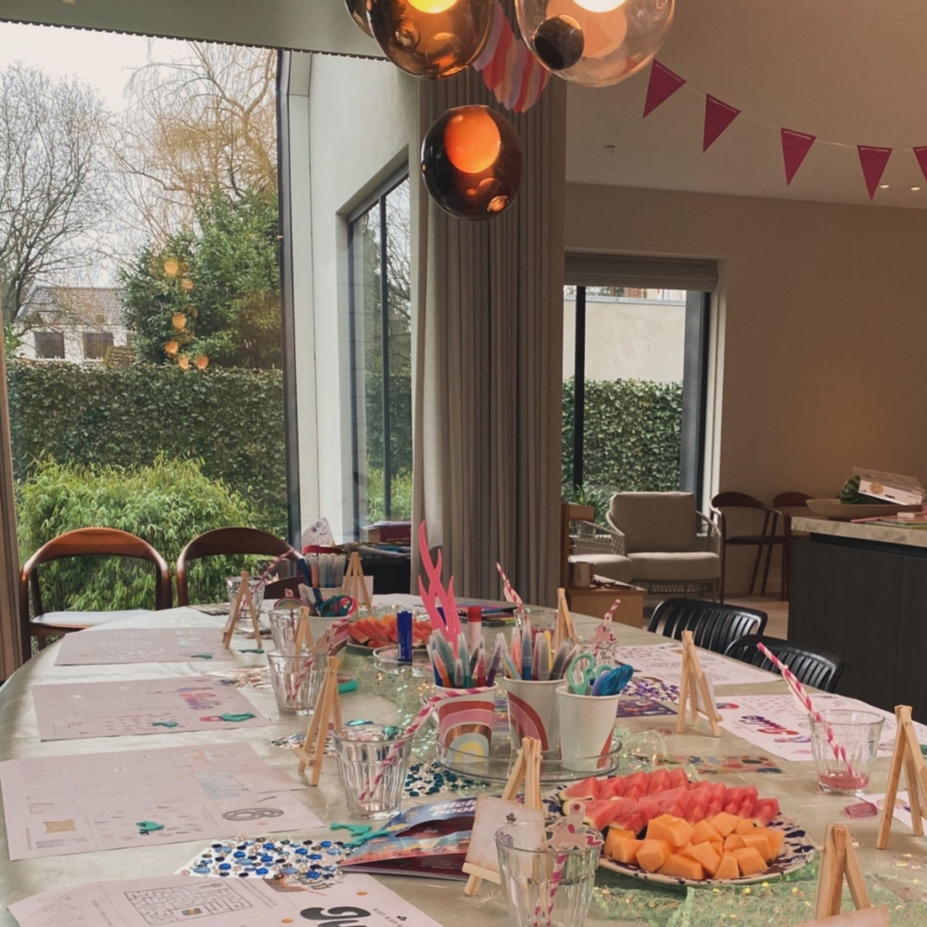Stijlvolle knutseltafel voor een kinderfeestje aan huis